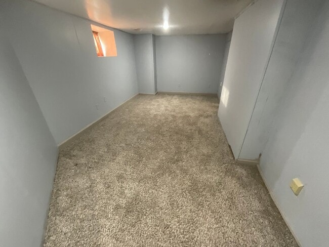 Building Photo - large three bedroom house with extra livin...