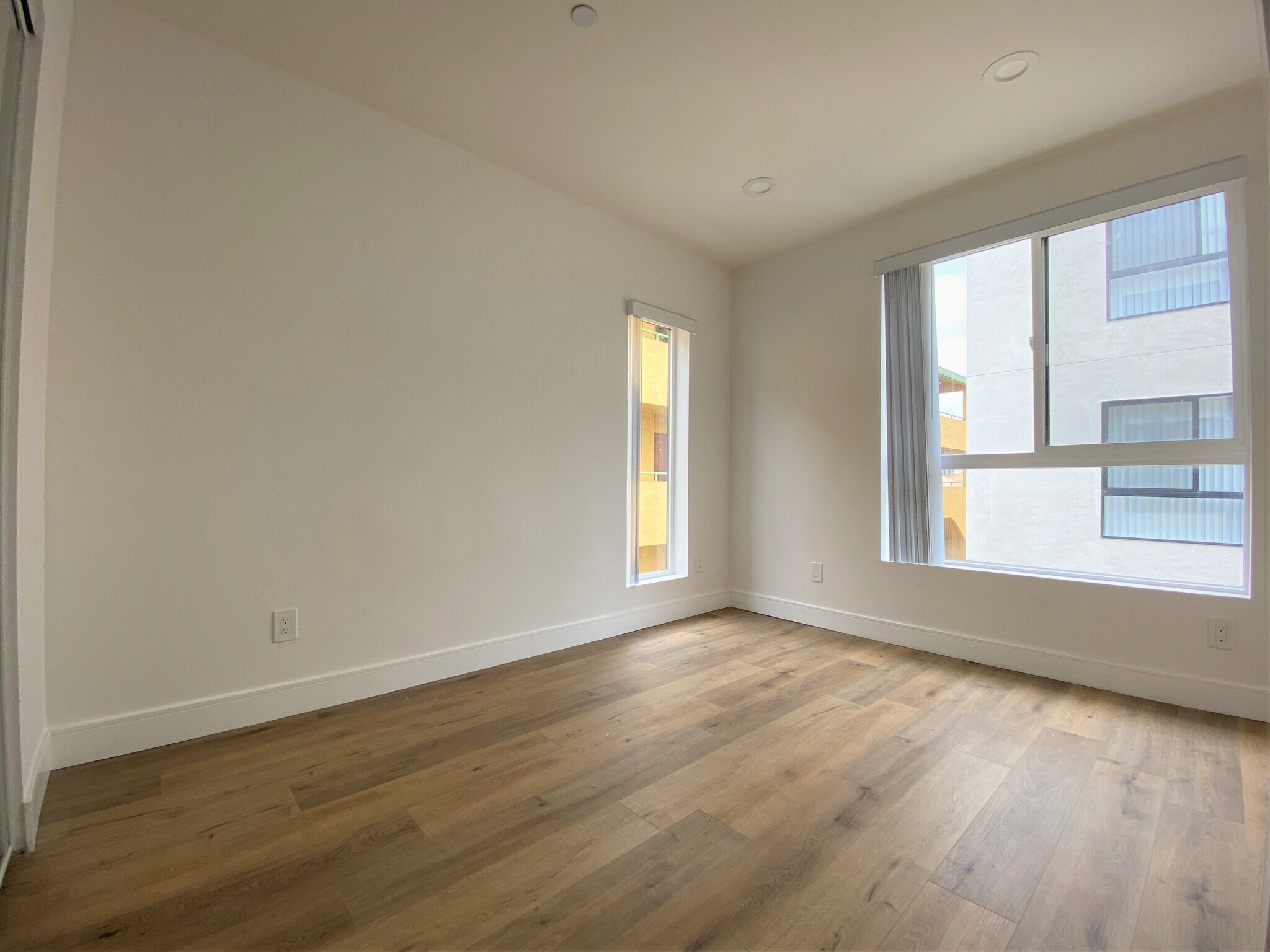 Building Photo - 545 N Kingsley Dr