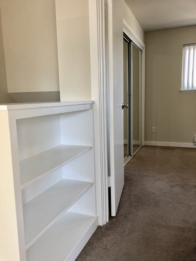 Building Photo - 3601 NE 73rd Pl