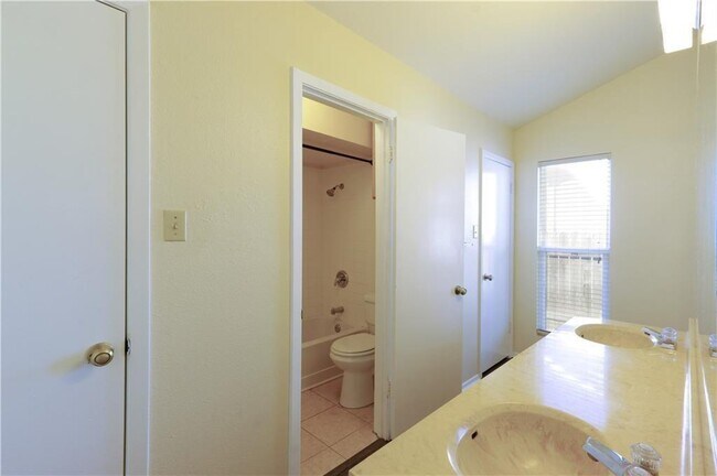 Building Photo - 507 Riverwood Dr