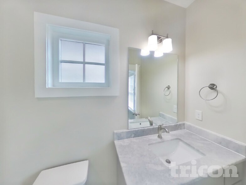 Building Photo - 1242 Hillwood Private Cove