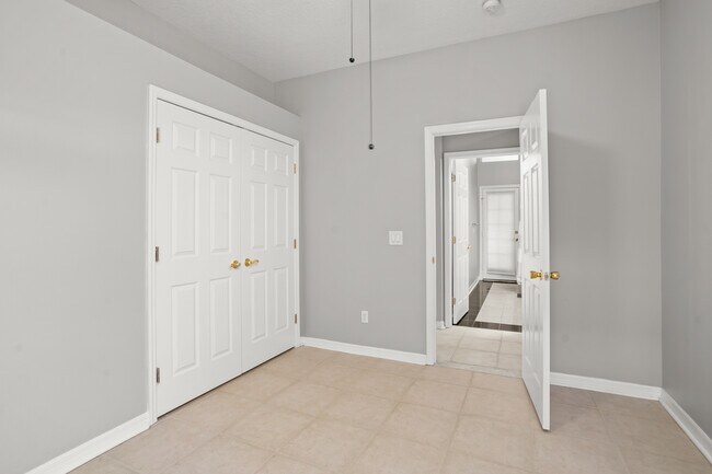 Building Photo - 2810 University Acres Dr