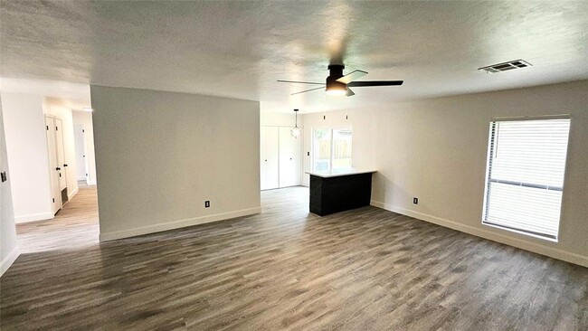 Building Photo - 1802 Vanessa Dr