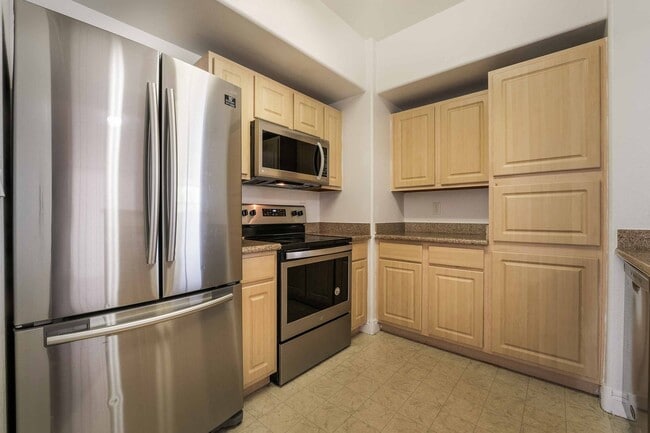 Building Photo - Beautiful Condo with Spacious Layout!
