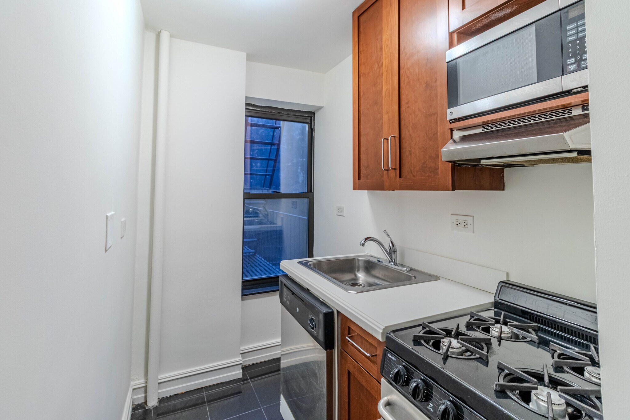 Building Photo - 340 E 50th St