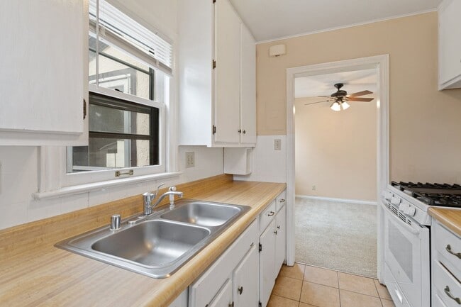 Building Photo - Centrally-Located Bungalow Available NOW!