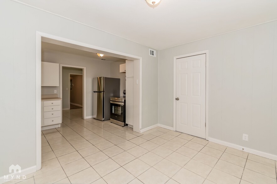 Building Photo - 1033 Busac Ave