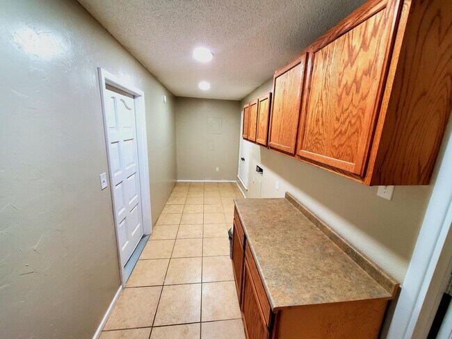 Building Photo - Spacious and Gorgeous 3/2 in Northwest Lub...