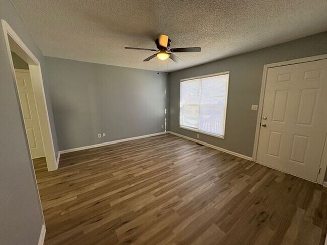 Building Photo - Recently Updated 3 Bedroom 1 Bath Home in ...