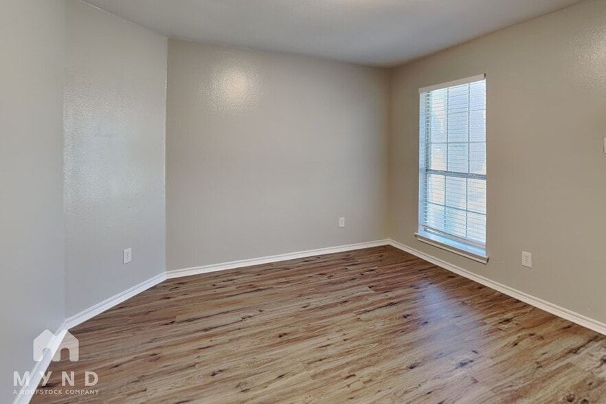 Building Photo - 2526 Sunset Dr
