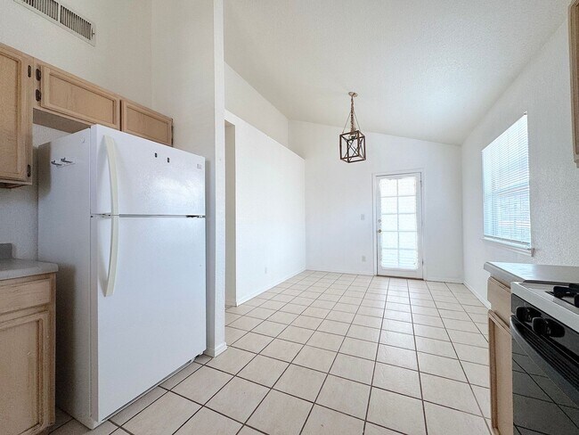 Building Photo - East El Paso 3 bed Refirg A/C