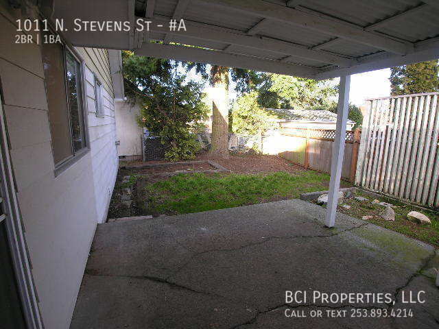 Building Photo - This beautiful 2 bedroom, 1 bath home is m...