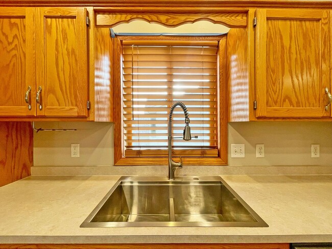 Building Photo - Lovely Modern Home has Vaulted Ceilings, 3...