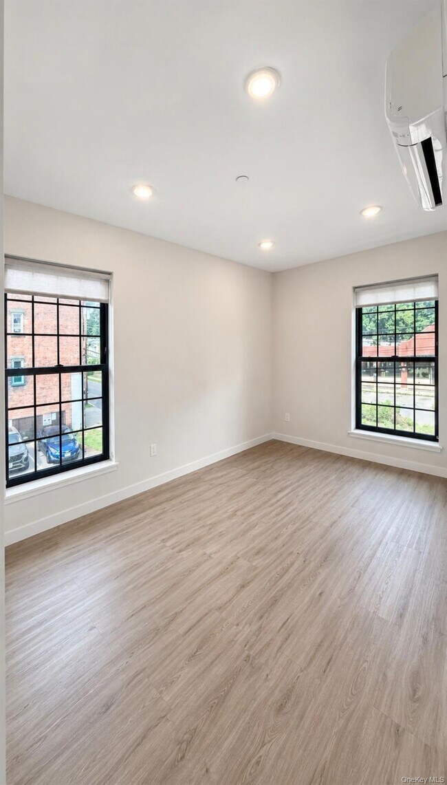 Building Photo - 136 201