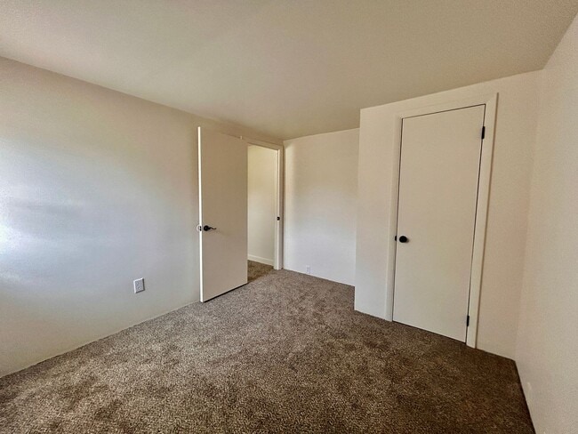 Building Photo - 3 Bedroom Ephrata Home with Garage!