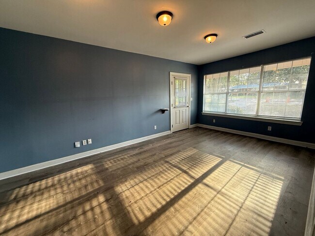 Building Photo - Gulf Breeze Proper - Casablanca - 2 bed, 1 bath