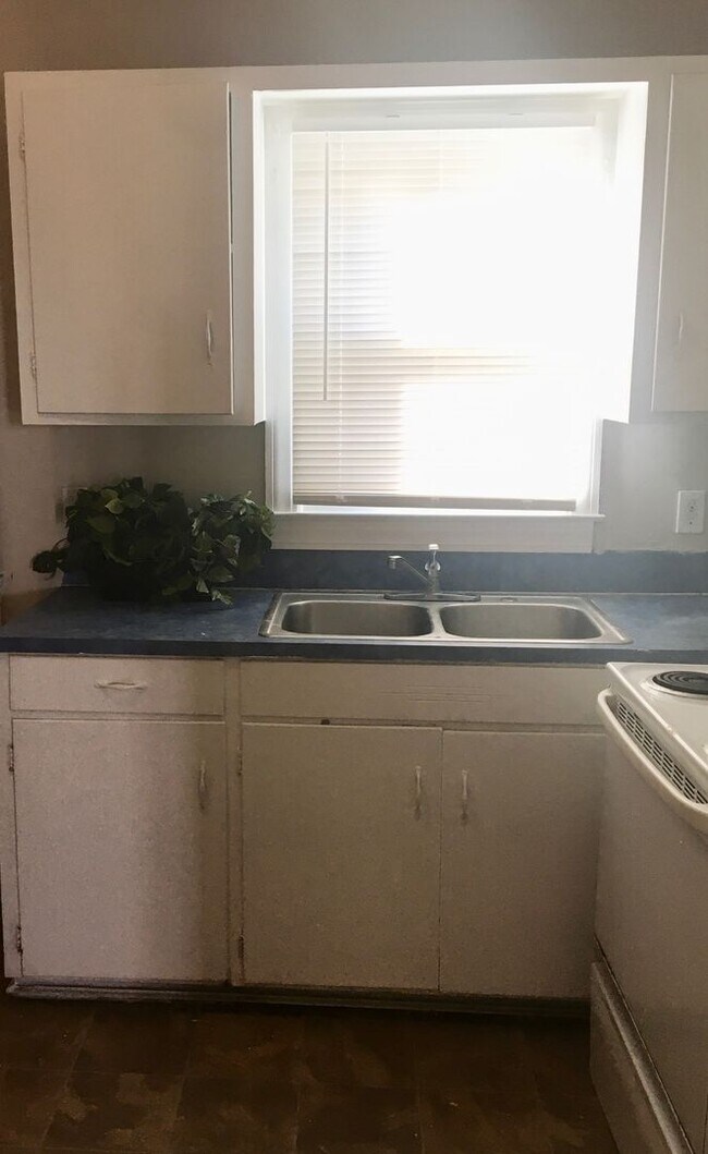 Building Photo - COMING SOON! SPACIOUS 2 Bedroom House! DEPOSIT-FREE Renting option thru OBLIGO! Deposit Alternati...