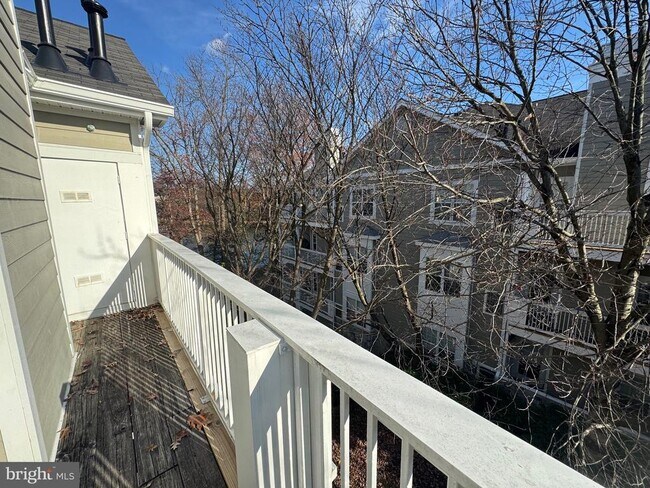 Building Photo - 1716 Lake Shore Crest Dr