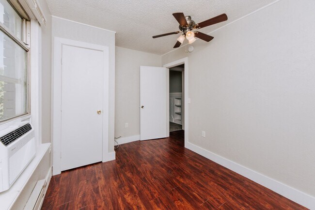 Building Photo - 2 Bedroom 1 bath