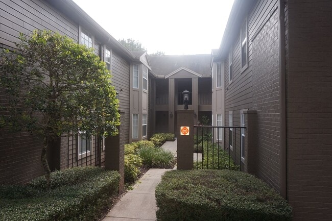 Building Photo - Residences at Sabal Point Spacious 2/2