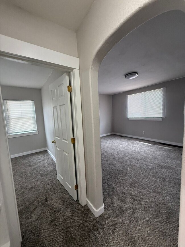 Building Photo - 2/1 Updated Hillyard Home