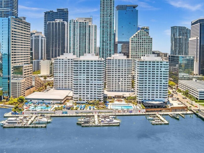 Building Photo - 905 Brickell Bay Dr