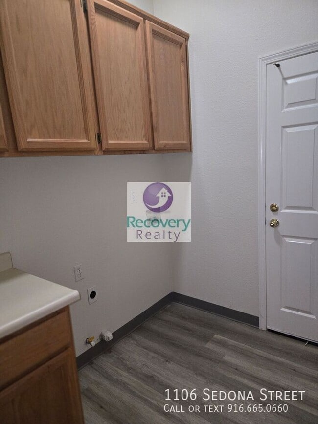 Building Photo - 1106 Sedona St