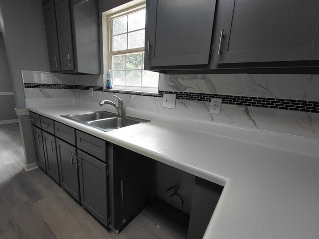 Building Photo - 208 Woodcarver Trail