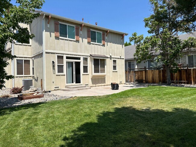 Building Photo - Beautiful 3 bedroom, 2.5 bath two story home