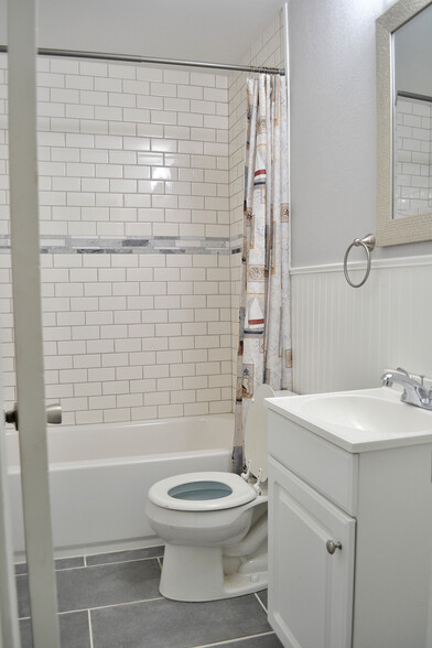 Downstairs Bathroom - 1007 Bawcom St