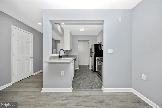 Building Photo - 10001 Vanderbilt Cir