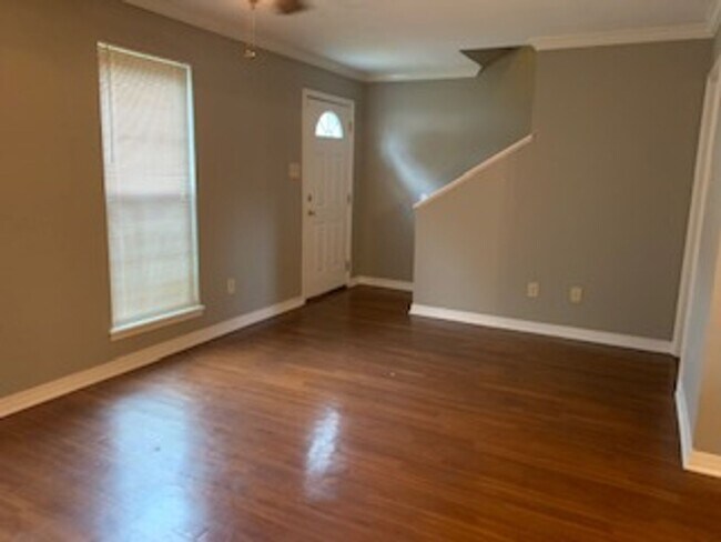 Building Photo - 10301 Loma Vista Dr