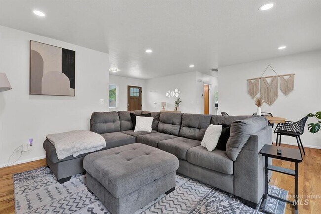 Building Photo - 220 N Owyhee St