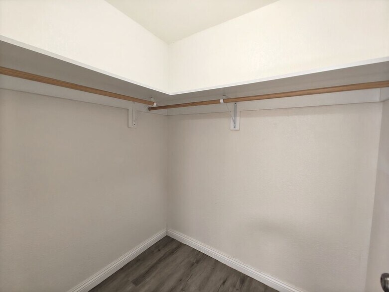 Building Photo - 2086 Fairway Glen Dr