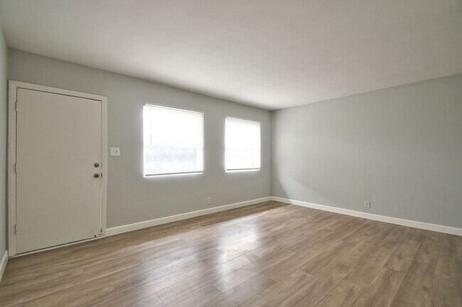 Building Photo - j4717