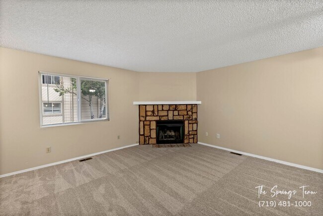 Building Photo - CHARMING 3BD/1.5BA TOWNHOME - NEW CARPET!