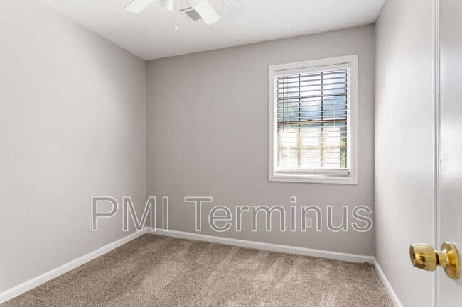 Building Photo - 5005 Hawthorne Ct