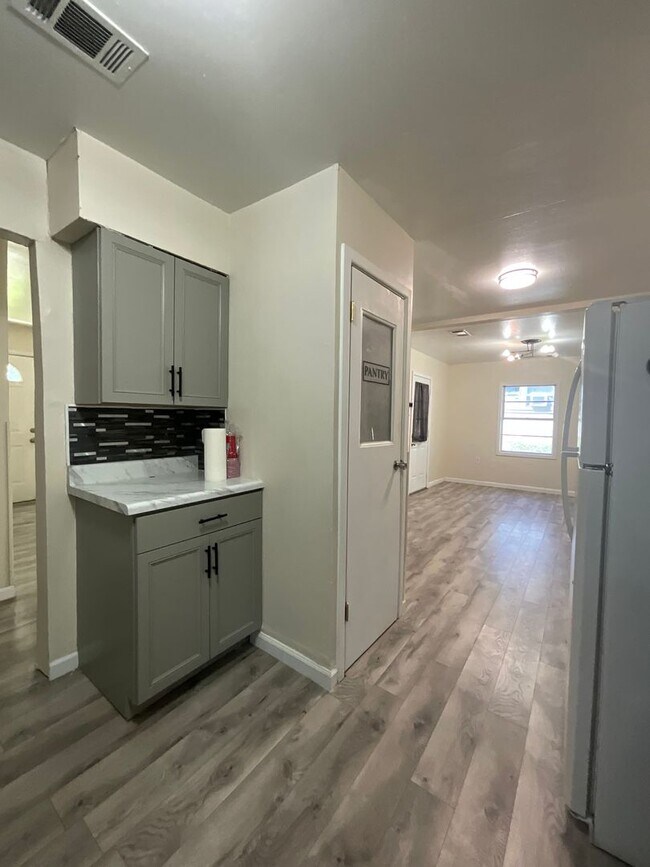 Building Photo - 1314 Oak Dr