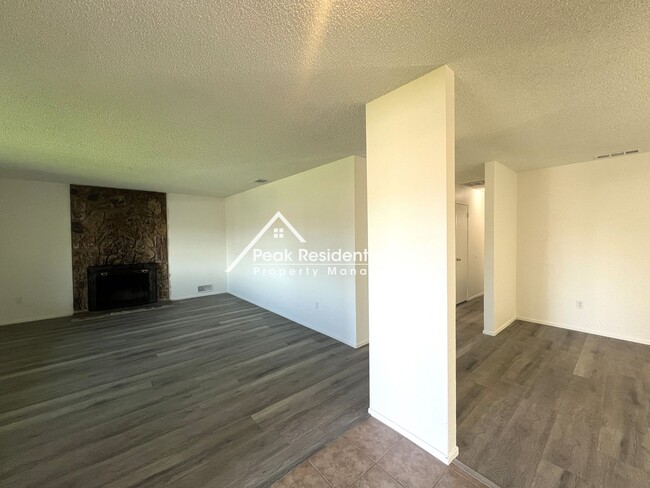 Building Photo - Spacious 4bd/2ba House with 2 Car Garage