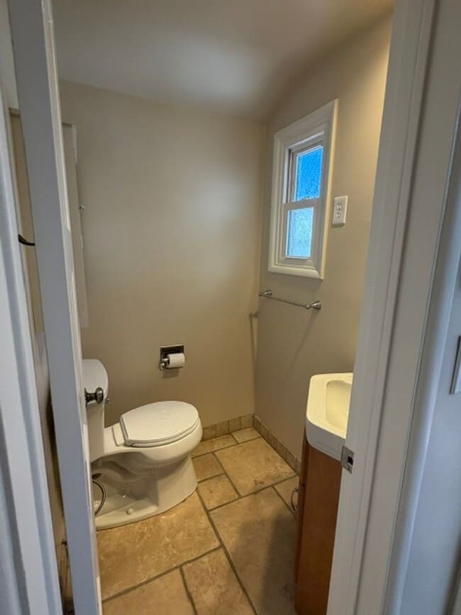 Building Photo - Spacious & Charming 3 Bedroom and a Den Home with Beautiful Updates