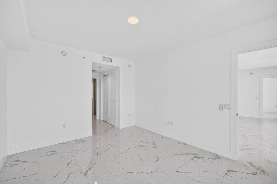 Building Photo - 100 E Las Olas Blvd