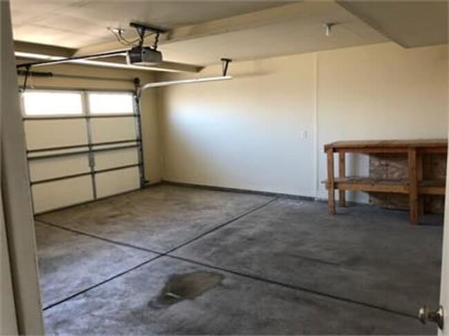 Building Photo - 3 Bedroom 2.5 Bath Townhome behind Costco!