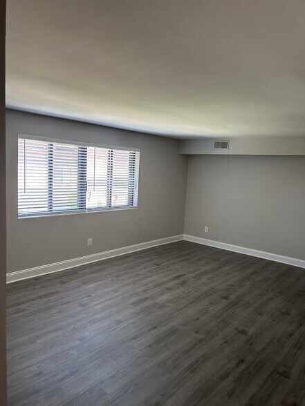 Living Room - 33 Windemere Apartments