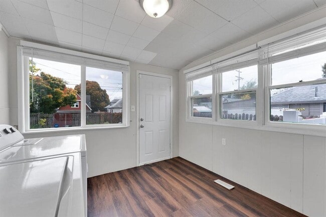 Building Photo - 1517 W Nora Ave