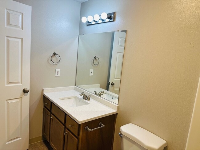 Building Photo - 710 SE 135th Ct