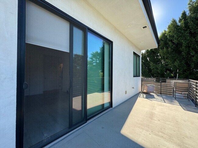 Building Photo - Five Bedroom/Four Bathroom Luxury House in Koreatown