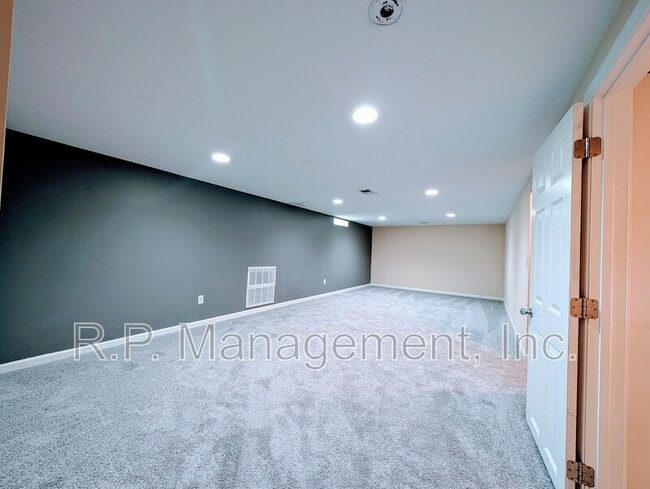 Building Photo - 9342 Trenton Ln N