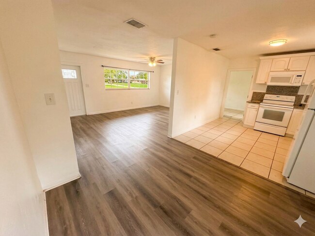 Building Photo - Newly Remodeled 3BR Home in Coquina Key – Large Yard with Dual Side Access