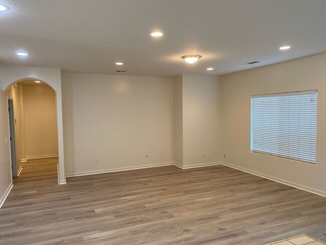 Building Photo - 2022 Muscat Ave