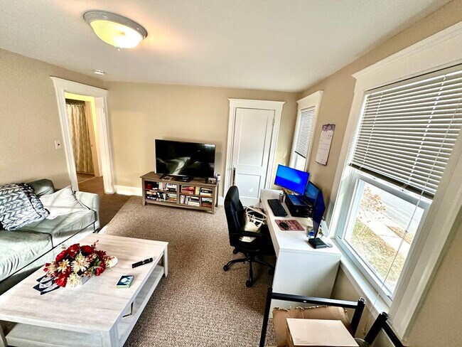 Building Photo - 156 Main St